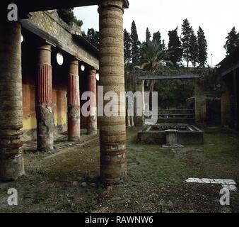 Italien. Herculaneum. Haus der Erleichterung des Telephos, mit dem benachbarten Haus der Juwel. (Eat.Ins, I, 2). Auf drei Ebenen im August Periode (27 V.CHR.-14 N.CHR.) gebaut. Es wurde umgebaut, das Erdbeben in 62 AD afther. Blick auf das Atrium, das ist eine Straße aus. Es ist ähnlich wie bei einem peristyl, mit Säulen, die nicht die Steigungen der Dach, aber die Zimmer in der oberen Etage. Zwischen den Spalten hängen Sie die gipsabgüsse der Marmor oscilla (Scheiben dionysischen Thema). Kampanien. Stockfoto