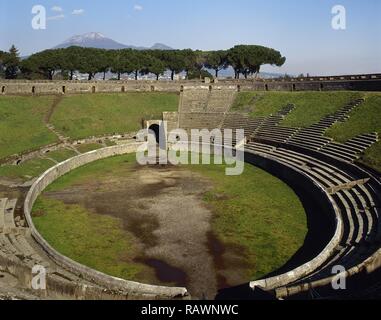 Italien. Pompeji. Das Amphitheater. Es wurde um 80 v. Chr. erbaut. Panoramablick. Kampanien. Stockfoto