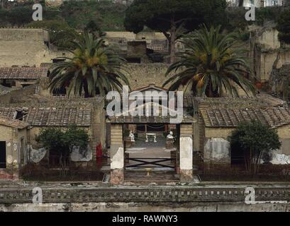 Italien. Herculaneum. Haus der Hirsche. Es war in der Ära Claudius (41-54 N.CHR.) gebaut. Pannoramic Blick auf die Terrasse mit Garten. Kampanien. Stockfoto