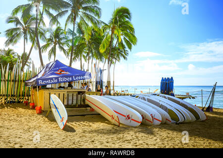 Honolulu, Hawaii - Dec 23, 2018: Surfbretter Stack auf dem Wahrzeichen der Waikiki Strand Stockfoto