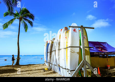 Honolulu, Hawaii - Dec 23, 2018: Surfbretter Stack auf dem Wahrzeichen der Waikiki Strand Stockfoto