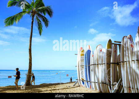 Honolulu, Hawaii - Dec 23, 2018: Surfbretter Stack auf dem Wahrzeichen der Waikiki Strand Stockfoto