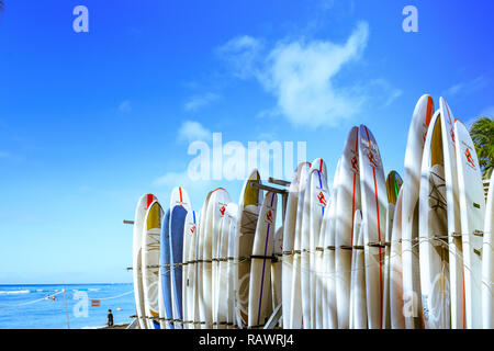 Honolulu, Hawaii - Dec 23, 2018: Surfbretter Stack auf dem Wahrzeichen der Waikiki Strand Stockfoto