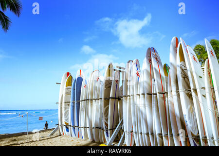 Honolulu, Hawaii - Dec 23, 2018: Surfbretter Stack auf dem Wahrzeichen der Waikiki Strand Stockfoto