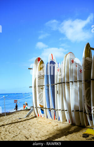 Honolulu, Hawaii - Dec 23, 2018: Surfbretter Stack auf dem Wahrzeichen der Waikiki Strand Stockfoto