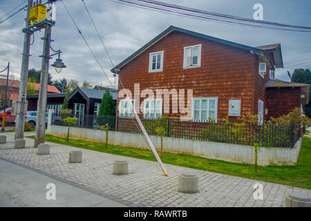 PUERTO VARAS, CHILE, September, 23, 2018: Im freien Blick auf die alte hölzerne Gebäude, mit einigen Bäumen vor, in Puerto Varas, Chile Stockfoto