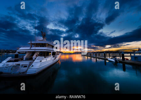 Ein Blick auf den Sonnenuntergang über den Hafen von Auckland in Auckland in Neuseeland Stockfoto