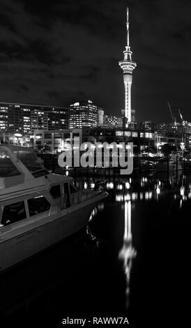 Ein Blick auf den Sky Tower in Auckland in Neuseeland Stockfoto