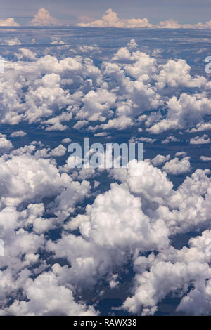 Schöne Aussicht vom Fenster des Flugzeugs fliegen über den Wolken. Natürliche Panorama mit Wolken. Weiße Wolken, die über dem Boden. Stockfoto