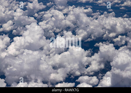 Schöne Aussicht vom Fenster des Flugzeugs fliegen über den Wolken. Natürliche Panorama mit Wolken. Weiße Wolken, die über dem Boden. Stockfoto