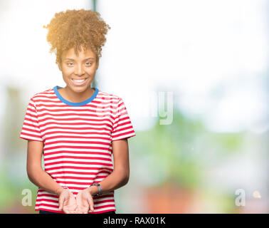 Schöne junge afrikanische amerikanische Frau über isolierte Hintergrund lächelnd mit Hände Handflächen geben oder empfangen Geste. Halt und Schutz Stockfoto