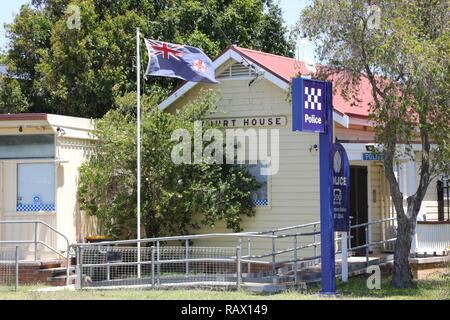 Polizeidienststelle in Tea Gardens, Port Stephens, Australien mit der New South Wales Flagge. Stockfoto