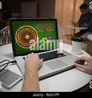 Das zusammengesetzte Bild im online roulette spiel Stockfoto