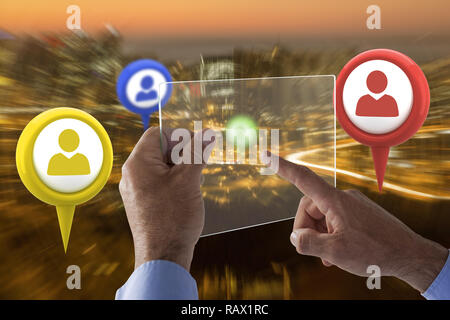 Das zusammengesetzte Bild im 7/8-hand auf Geschäftsmann mit Glas-Schnittstelle Stockfoto