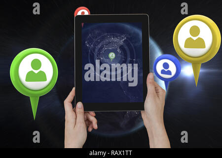 Das zusammengesetzte Bild im Hände halten digitale Tablet vor weißem Hintergrund Stockfoto