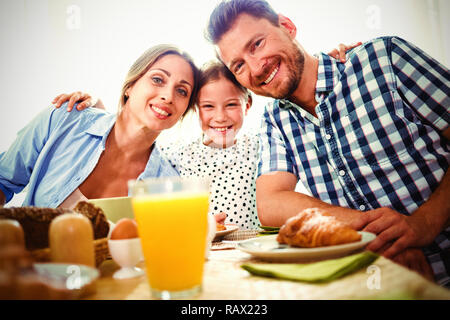 Porträt der glückliche Familie zusammen frühstücken Stockfoto