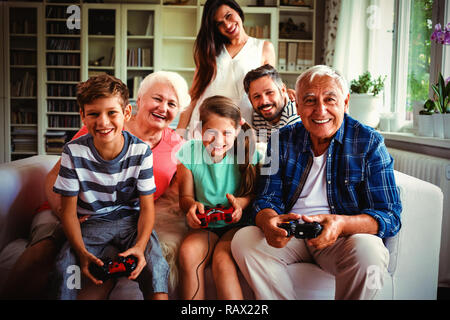 Familie video Spiel im Wohnzimmer Stockfoto