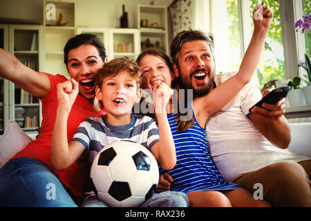 Aufgeregt Familie beobachten Fußballspiel Stockfoto