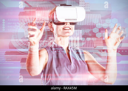 Das zusammengesetzte Bild der glückliche junge geschäftsfrau Gestik beim Tragen von virtual reality Brillen Stockfoto