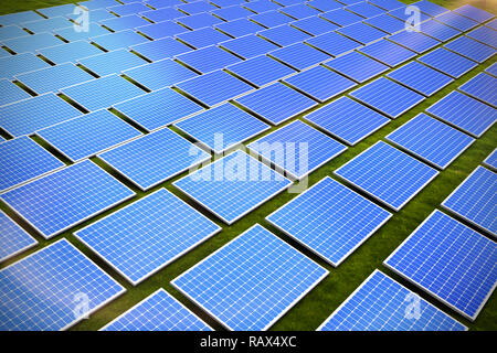 Das zusammengesetzte Bild im blauen Solarzellen Stockfoto
