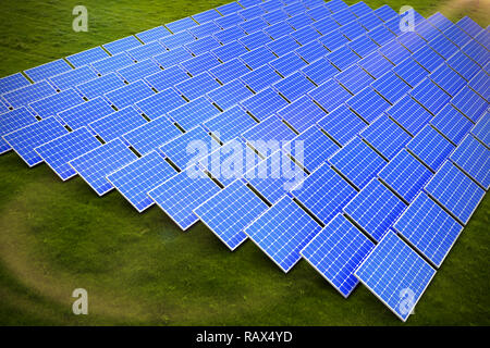 Das zusammengesetzte Bild im blauen Solarzellen Stockfoto