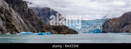 Herrliche Panoramasicht auf Sawyer Gletscher mit einem kleinen Boot segeln und Eisberge in Alaskas Tracy Arm Fjord Terror Wildnis Stockfoto