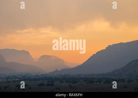 Hazey Sonnenaufgang in den Wüstenbergschichten Stockfoto