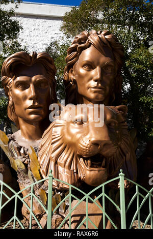 Siegfried und Roy mit ihren weissen Löwen Bronzestatue außerhalb des Mirage und Treasure Island Hotels in Las Vegas Boulevard, Las Vegas, USA Stockfoto