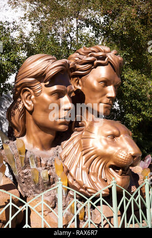 Siegfried und Roy mit ihren weissen Löwen Bronzestatue außerhalb des Mirage und Treasure Island Hotels in Las Vegas Boulevard, Las Vegas, USA Stockfoto