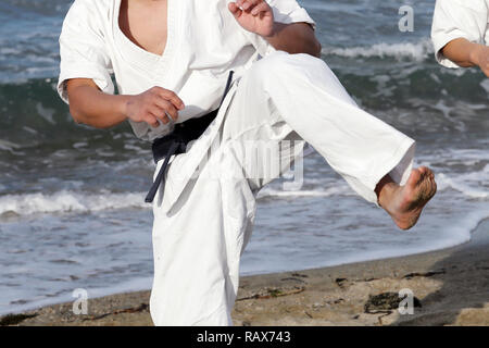 Japanischen Karate Kampfsport training am Strand Stockfoto