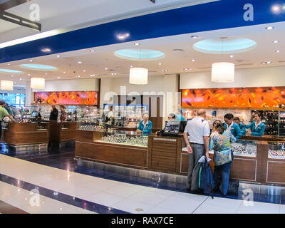 Flughafen Dubai, VAE - 11. Juni 2010: Dubai Flughafen im Fluggastverkehr in den Vereinigten Arabischen Emiraten, Interieur des Flughafens. Stockfoto