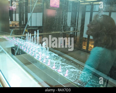 Flughafen Dubai, VAE - 11. Juni 2010: Dubai Flughafen im Fluggastverkehr in den Vereinigten Arabischen Emiraten, Interieur des Flughafens. Stockfoto