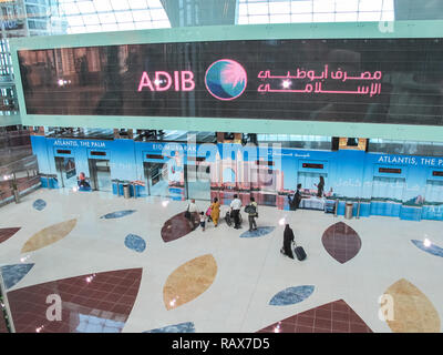 Flughafen Dubai, VAE - 11. Juni 2010: Dubai Flughafen im Fluggastverkehr in den Vereinigten Arabischen Emiraten, Interieur des Flughafens. Stockfoto
