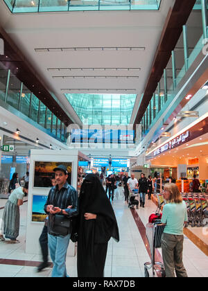 Flughafen Dubai, VAE - 11. Juni 2010: Dubai Flughafen im Fluggastverkehr in den Vereinigten Arabischen Emiraten, Interieur des Flughafens. Stockfoto