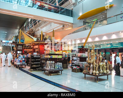 Flughafen Dubai, VAE - 11. Juni 2010: Dubai Flughafen im Fluggastverkehr in den Vereinigten Arabischen Emiraten, Interieur des Flughafens. Stockfoto