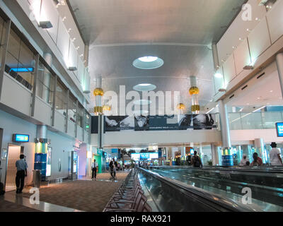 Flughafen Dubai, VAE - 11. Juni 2010: Dubai Flughafen im Fluggastverkehr in den Vereinigten Arabischen Emiraten, Interieur des Flughafens. Stockfoto