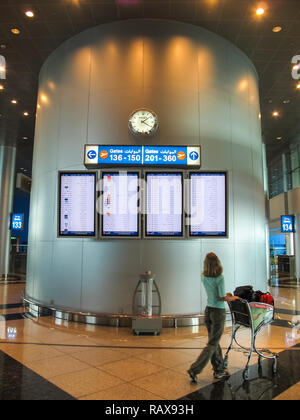 Flughafen Dubai, VAE - 11. Juni 2010: Dubai Flughafen im Fluggastverkehr in den Vereinigten Arabischen Emiraten, Interieur des Flughafens. Stockfoto