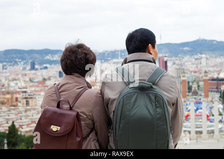 Paar mittleren Alters bewundern Barcelona City Panorama vom Nationalen Museum für Kunst - Rückansicht Stockfoto