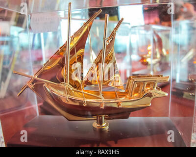 Flughafen Dubai, VAE - 11. Juni 2010: Dubai Flughafen im Fluggastverkehr in den Vereinigten Arabischen Emiraten, Interieur des Flughafens. Stockfoto