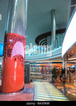 Flughafen Dubai, VAE - 11. Juni 2010: Dubai Flughafen im Fluggastverkehr in den Vereinigten Arabischen Emiraten, Interieur des Flughafens. Stockfoto
