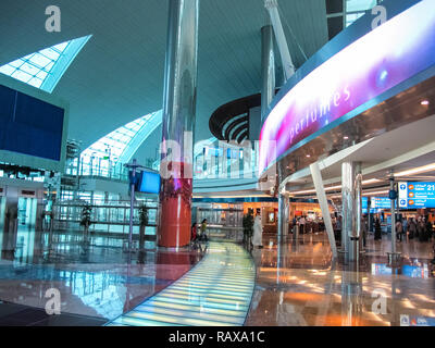 Flughafen Dubai, VAE - 11. Juni 2010: Dubai Flughafen im Fluggastverkehr in den Vereinigten Arabischen Emiraten, Interieur des Flughafens. Stockfoto