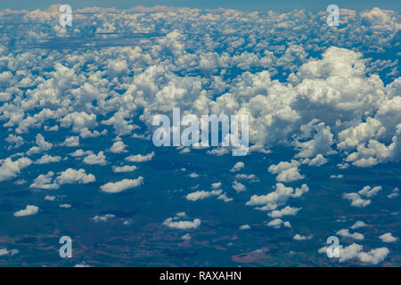Schöne Aussicht vom Fenster des Flugzeugs fliegen über den Wolken. Natürliche Panorama mit Wolken. Weiße Wolken, die über dem Boden. Stockfoto