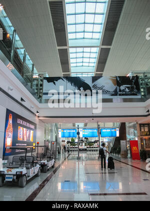 Flughafen Dubai, VAE - 11. Juni 2010: Dubai Flughafen im Fluggastverkehr in den Vereinigten Arabischen Emiraten, Interieur des Flughafens. Stockfoto