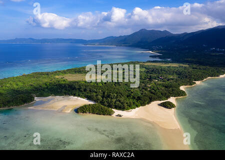 Luftaufnahme über einzigartige tropische Insel mit Bergen, weißen Sandstränden und Korallenriffen, Drone, Kabira Bay, Ishigaki, Japan Stockfoto