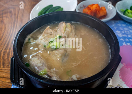 Samgyetang Ginseng Hühnersuppe. Koreanisches Essen Stockfoto