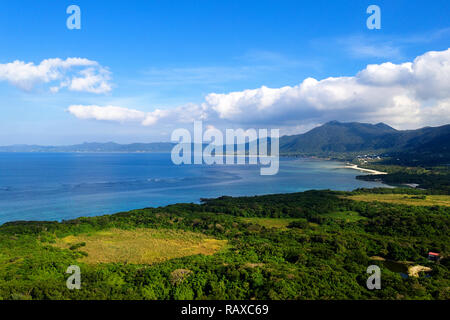 Luftaufnahme über einzigartige tropische Insel mit Bergen, weißen Sandstränden und Korallenriffen, Drone, Kabira Bay, Ishigaki, Japan Stockfoto
