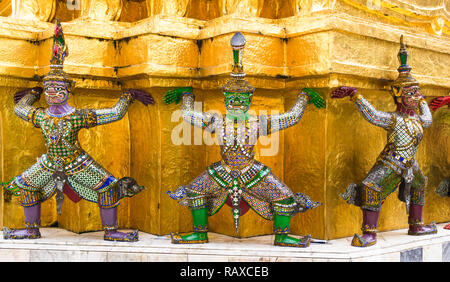 Guardian Statuen an der Basis der goldenen Chedi des Wat Phra Kaew, Grand Palace, Bangkok Stockfoto