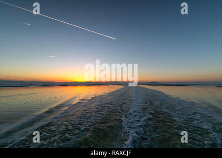 Auf dem Weg von der Insel Urmia See, das Zweite salt lake in der Welt Stockfoto