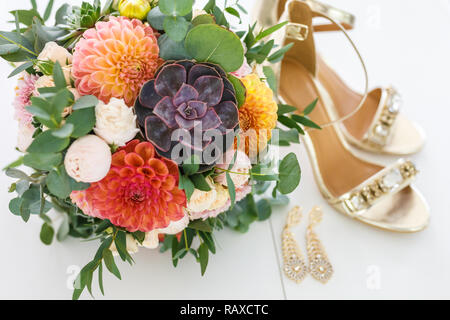 Helle wedding bouquet von Sommer Dahlien und Rosen mit Frauen Schuhe mit hohen Absätzen Stockfoto
