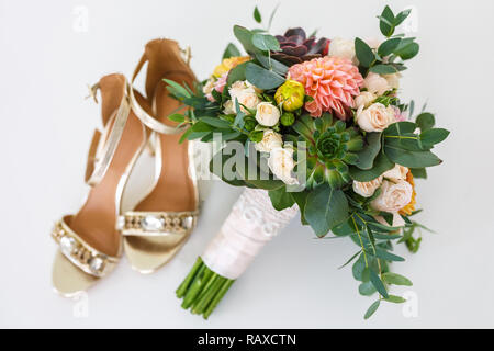 Helle wedding bouquet von Sommer Dahlien und Rosen mit Frauen Schuhe mit hohen Absätzen Stockfoto